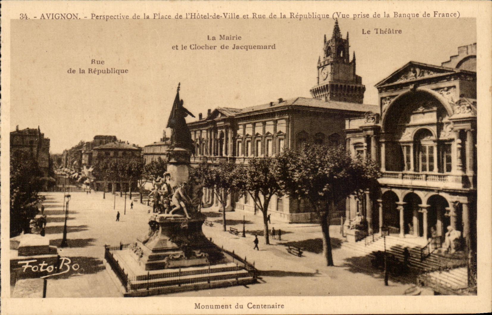 Avignon - Perspective de la Place de l'Hôtel-de-Ville et Rue de la République (Vue prise de la Banque de France) — Monument du Centenaire, Mairie, Théâtre — Foto.Bo