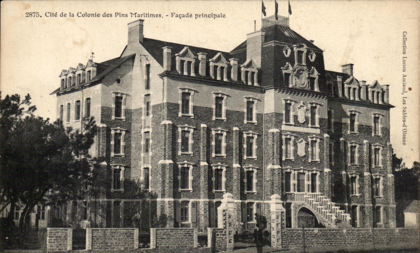 Cité de la Colonie des Pins Maritimes — Façade principale — Collection Lucien Amiand, Les Sables-d'Olonne