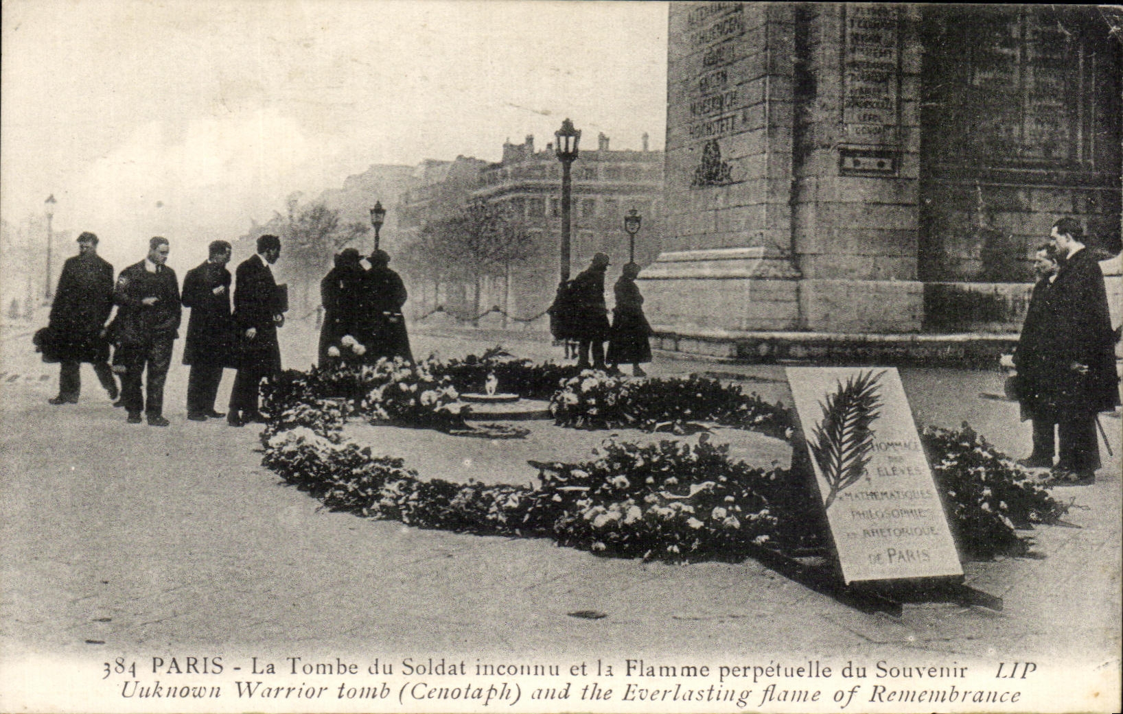 CPA Paris La Tombe du Soldat inconnu et la Flamme perpetuelle du Souvenir Militaria