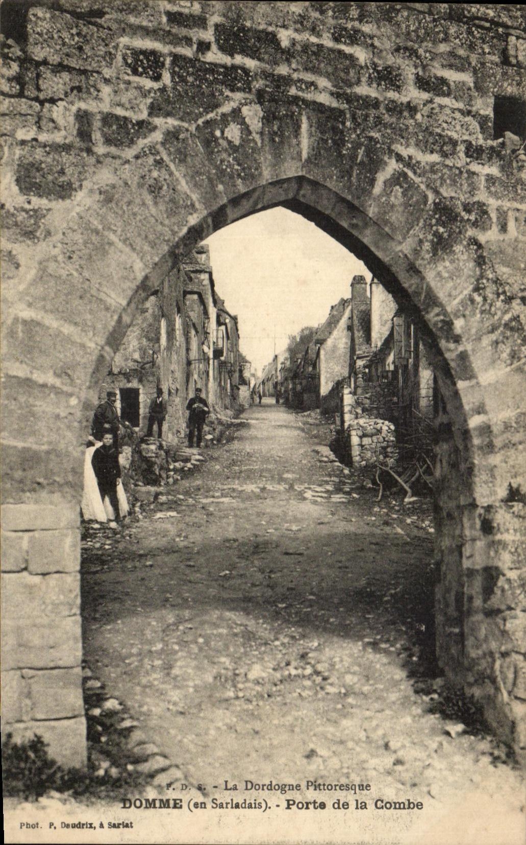 Domme (en Sarladais) — Porte de la Combe — Phot. P. Deudrix, à Sarlat