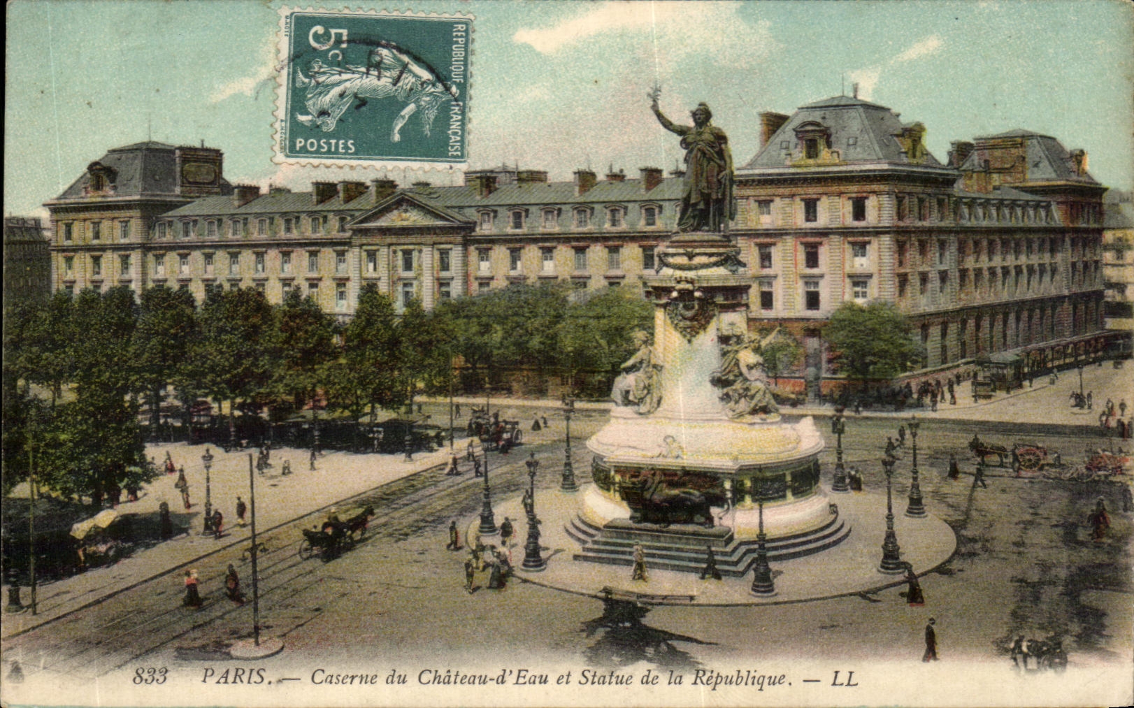 CPA Paris Caserne du Chateau d Eau et Statue de la Republique