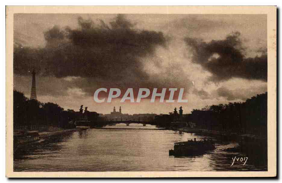 CPA Paris En Flanant Perspective sur la Seine vue du pont de la Concorde Tour Eiffel