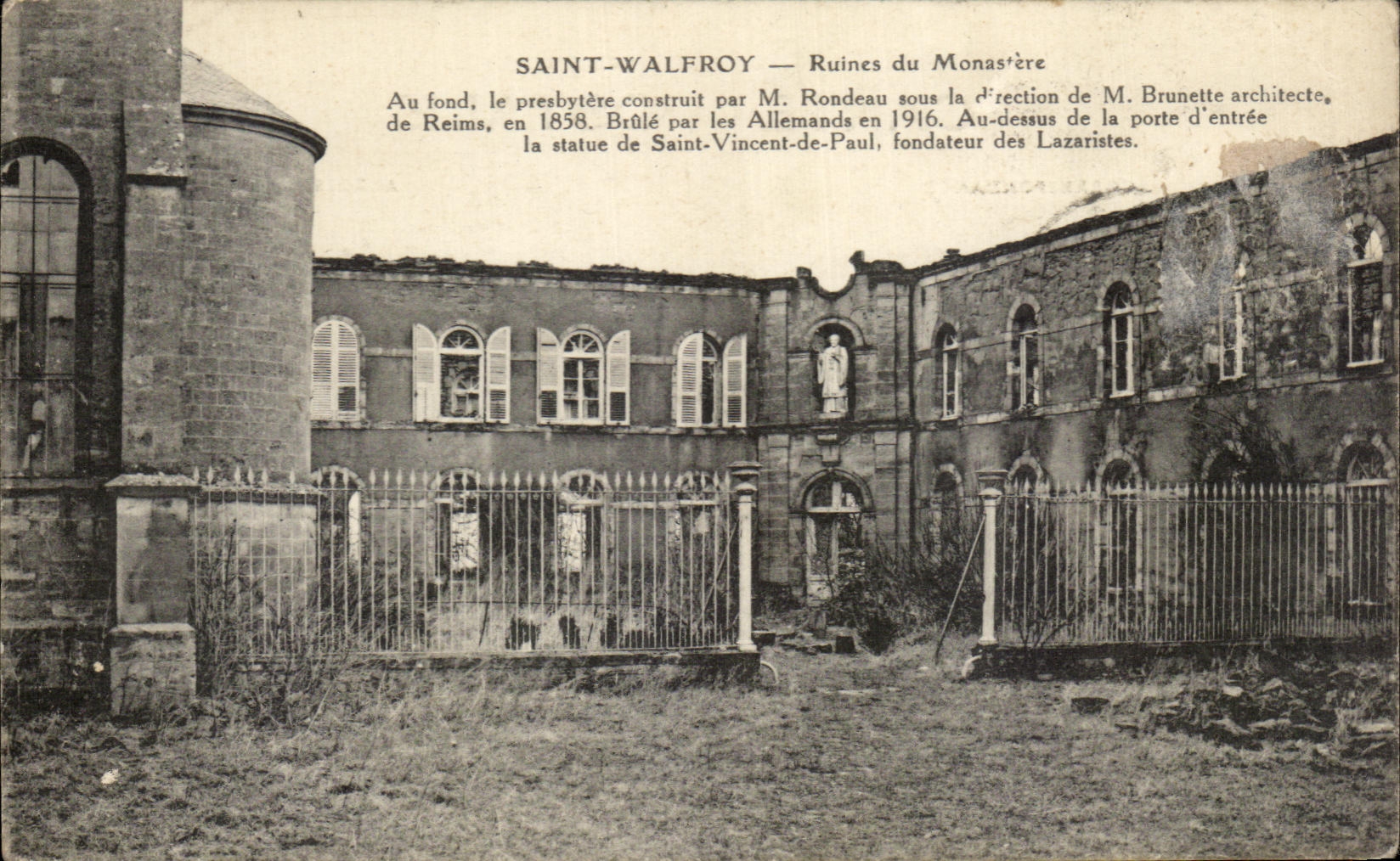 CPA Saint Walfroy Ruines du Monastere Au foud le presbytere construit construit par Rondeau Tous La Direction De