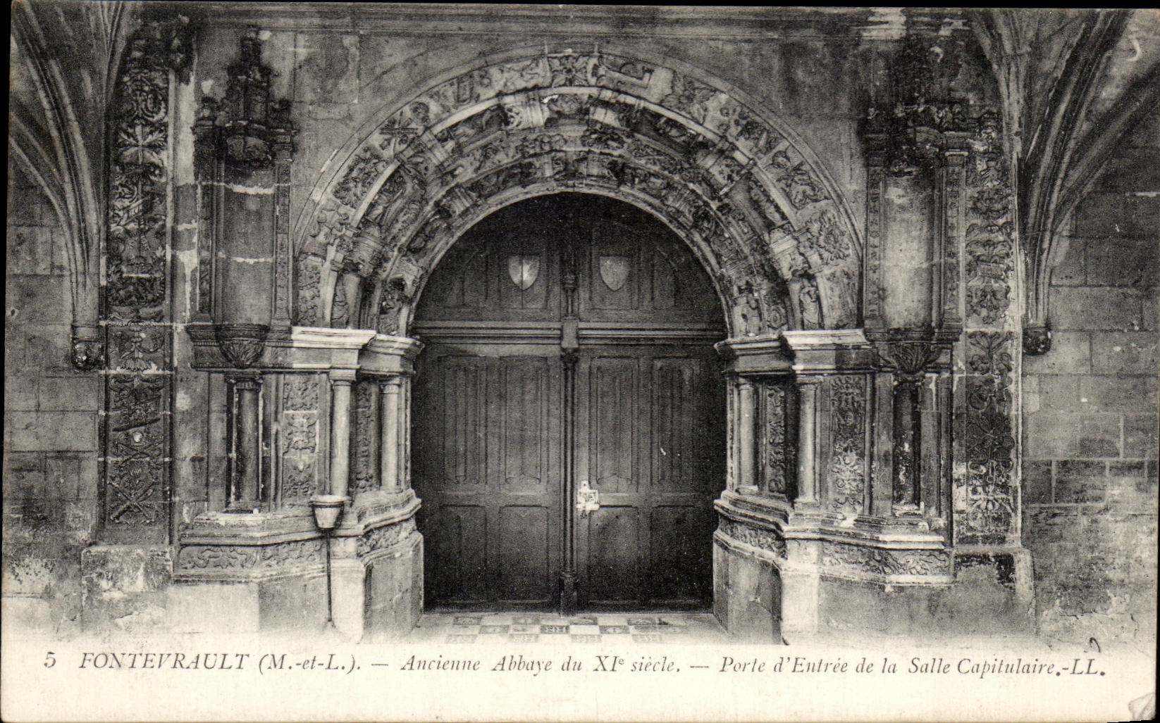 CPA Fontevrault Ancienne Abbaye du Porte d'Entree de la Salle Capitulaire