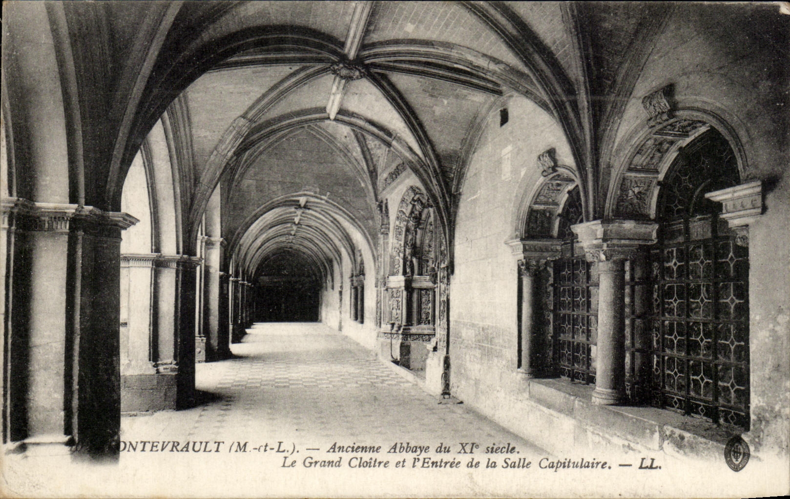 CPA Fontevrault l'Aucienne Abbaye Le Grand Cloitre et l'Entree de la Salle Capitulaire