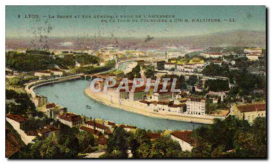 LYON — LA SAÔNE ET VUE GÉNÉRALE PRISE DE L'ASCENSEUR DE LA TOUR DE FOURVIERE A 376 M. D'ALTITUDE — LL