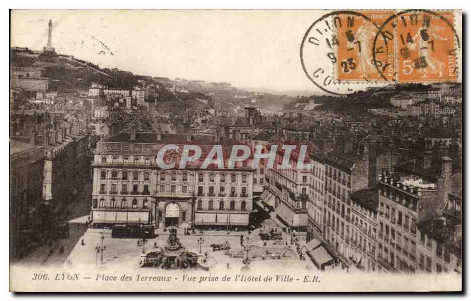 CPA Lyon Place des Terreaux Vue prise de I'Hotel de Ville