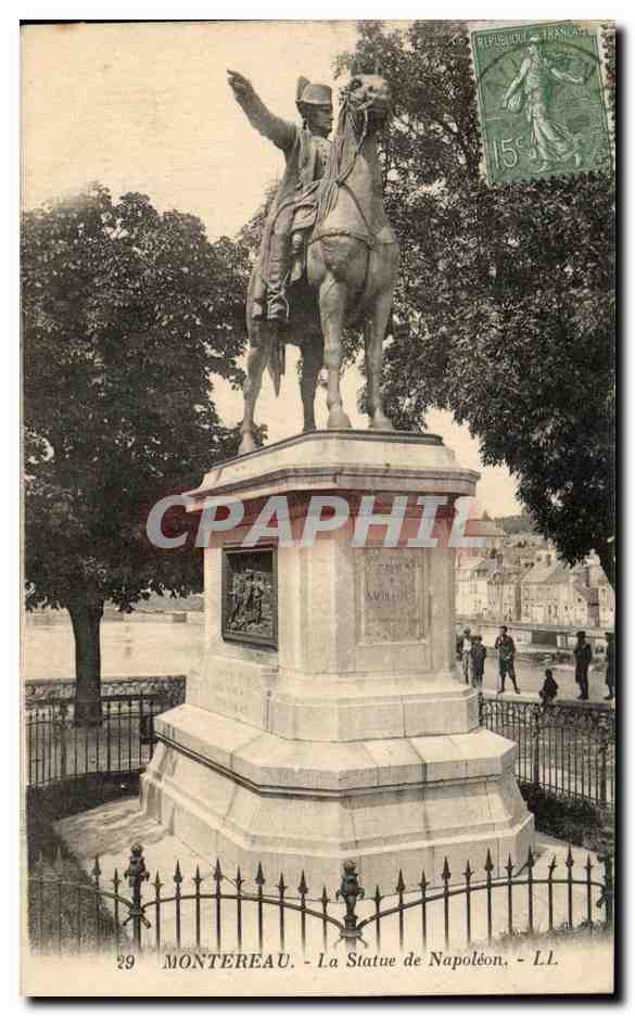 CPA Montereau La Statue de Napoleon 1er