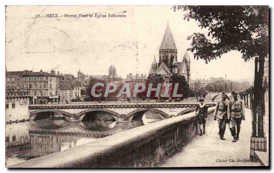CPA Metz Moyen Pont et Eglise Reformee Soldats Militaria