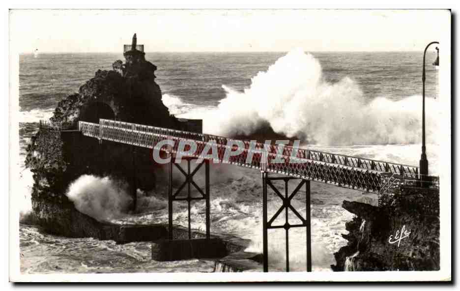 CPA Biarritz Le rocher de la vierge par gros temps