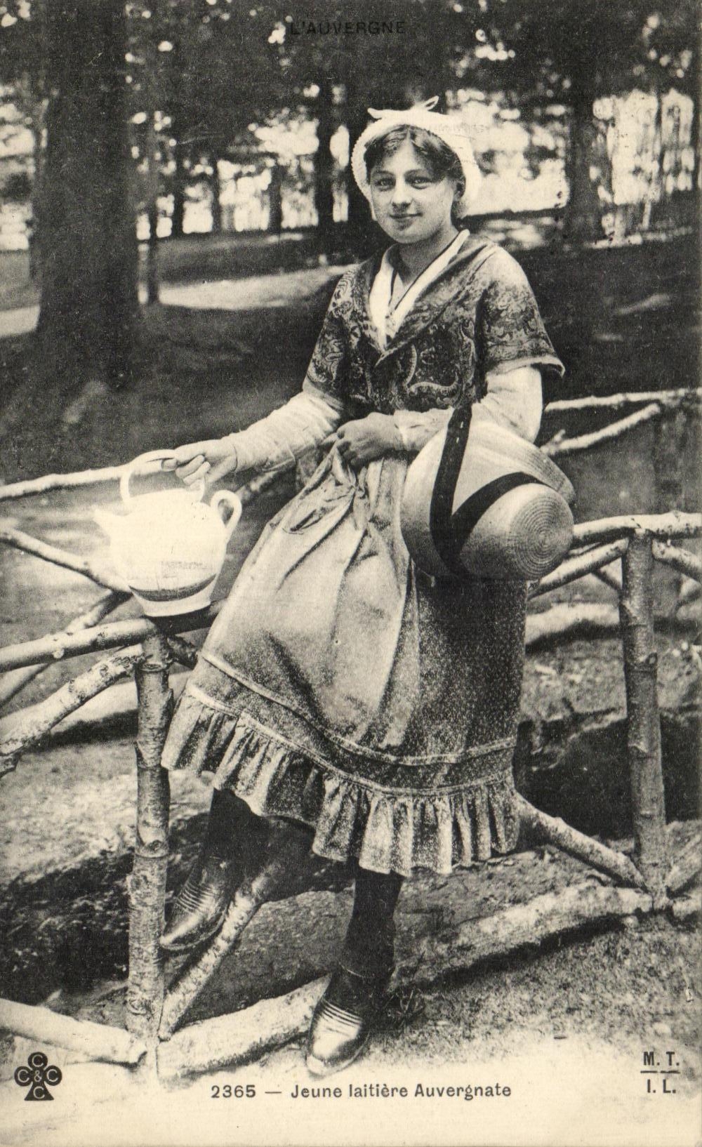 CPA Jeune laitiere Auvergnate Folklore Costume