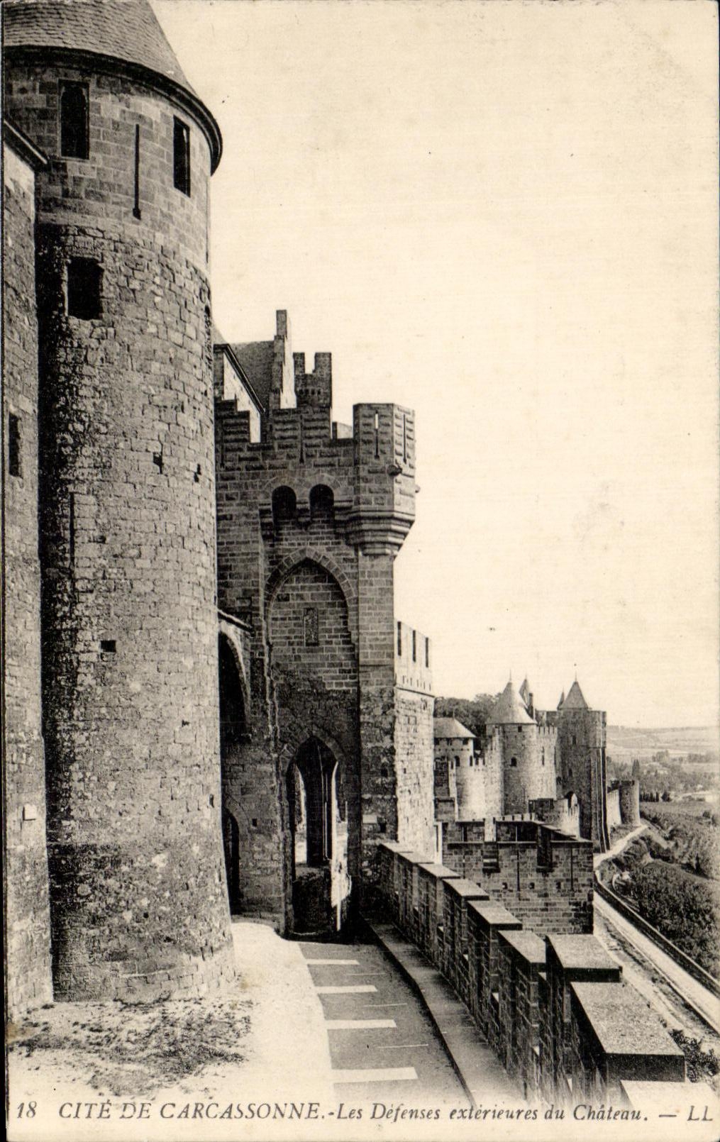 CPA Cite De Carcassonne Les Desenses Chatrau