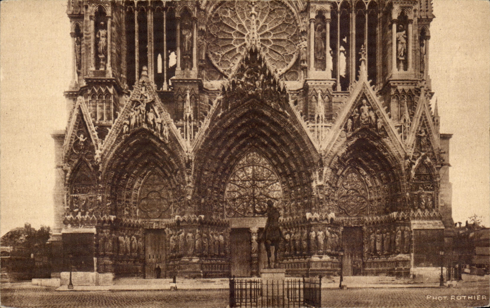 Cathédrale de Reims — le Grand Portail — Phot. Rothier