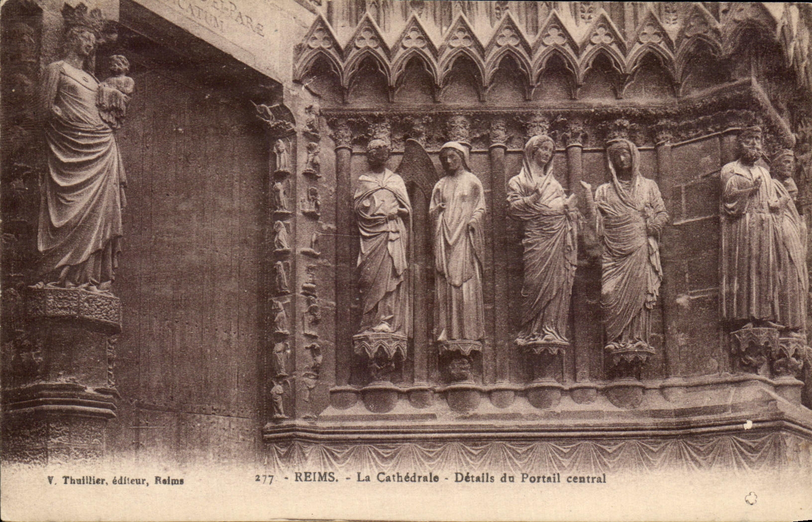 CPA Reims La Cathedrale Details du Portail Central