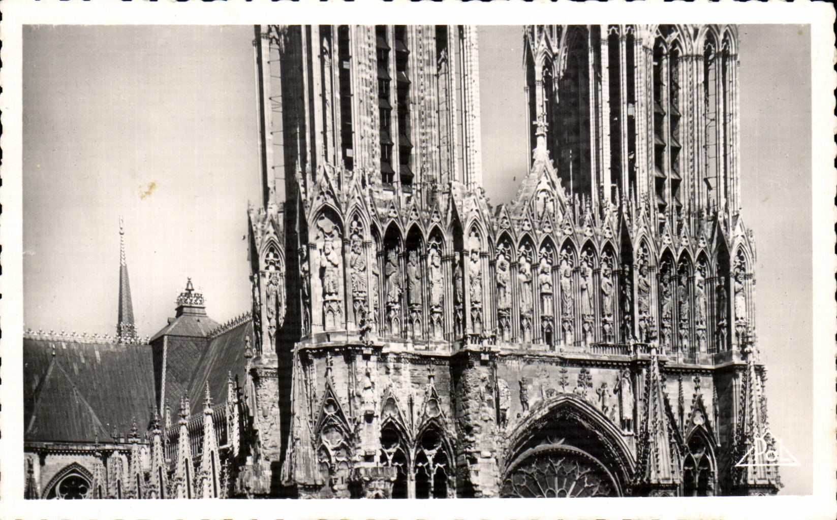 CPA Reims La Cathedrale Galerie des Rois et Tours