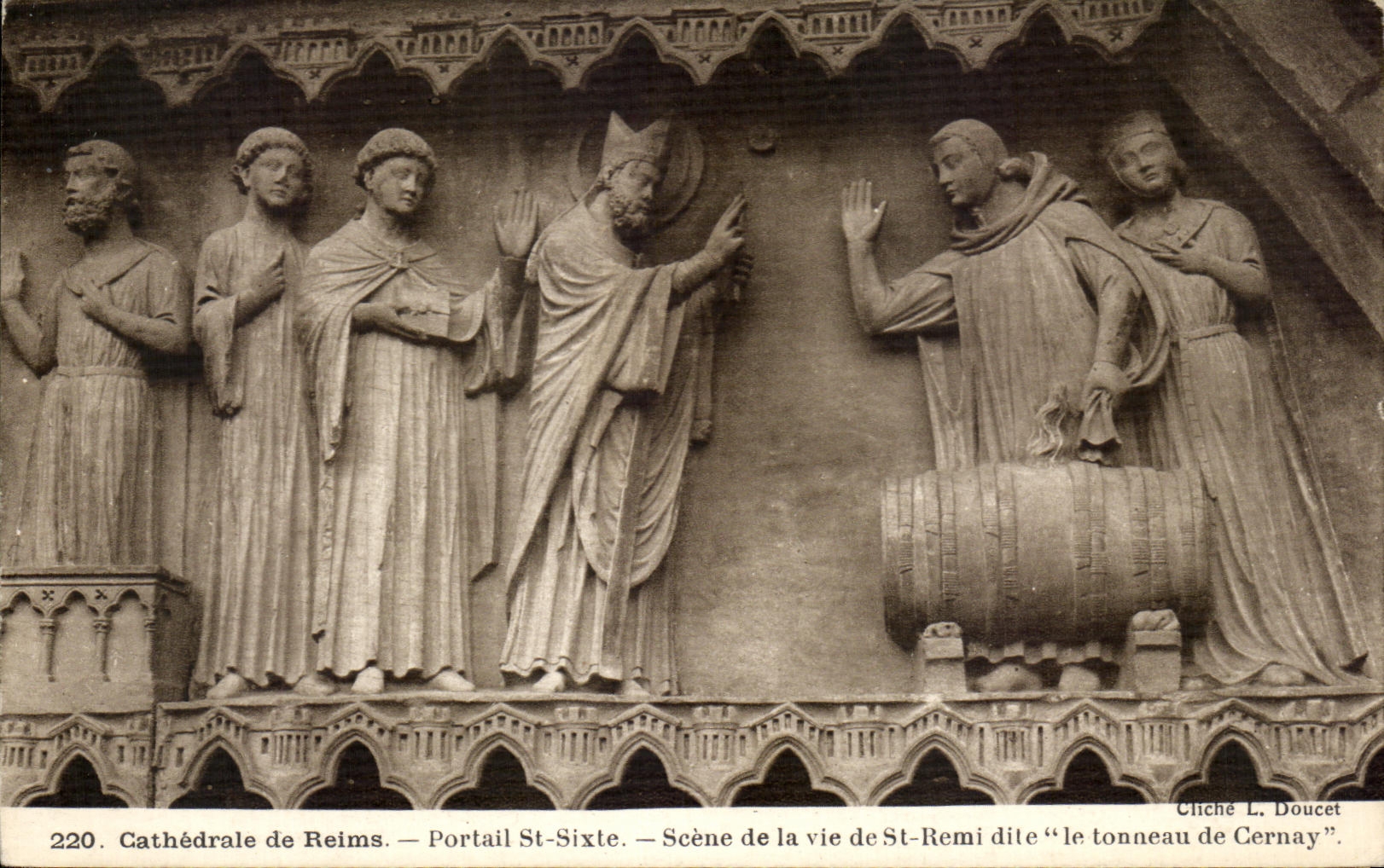 CPA Cathedrale de Reims Portail st Sixte Scene de la vie de St Remi dite le tonneau de Cernay