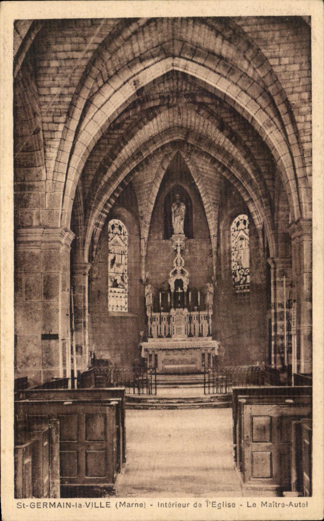 CPA St Germain la Ville Interieur de l'Eglise Le maitre Autel