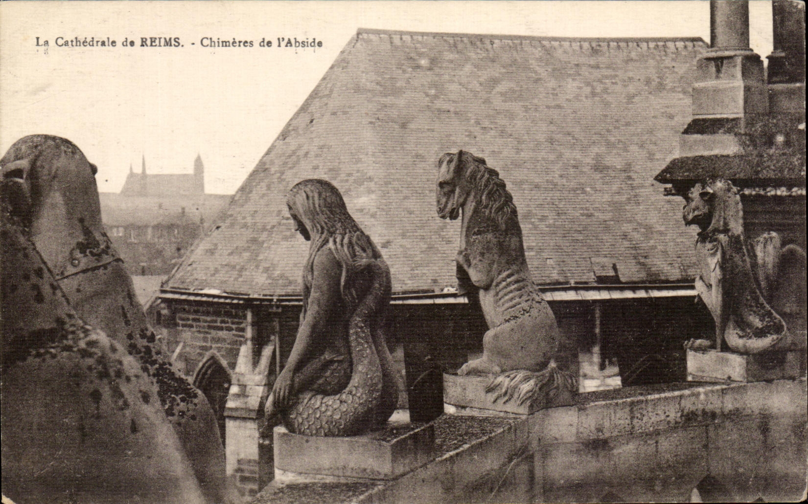 CPA La Cathedrale de Reims Chimeres de l'Abside