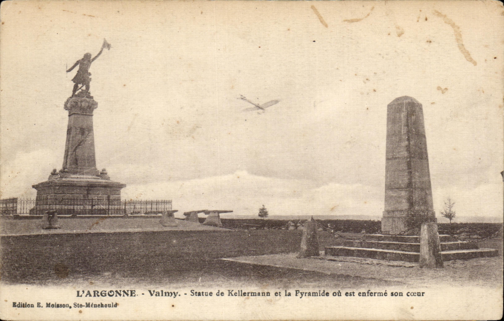 CPA L'Argonne Valmy Statue de Kellermann et la Pyramide ou est enferme Avion