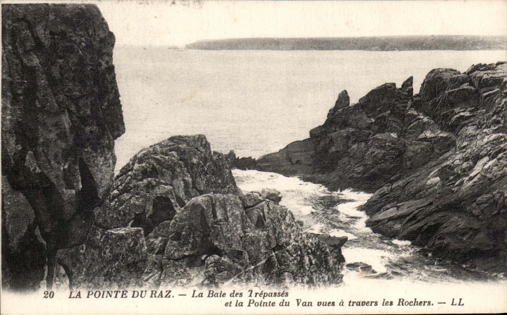 La Pointe du Raz — La Baie des Trépassés et la Pointe du Van vues à travers les Rochers — LL