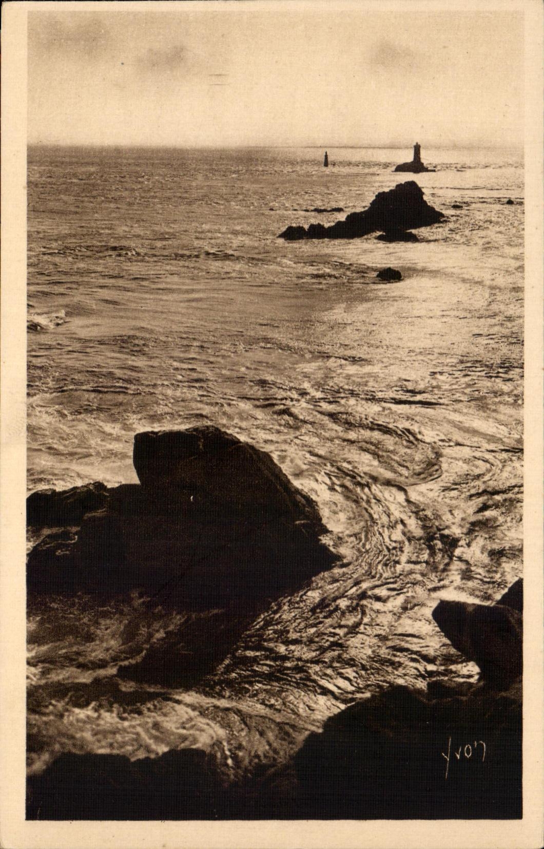 Pointe du Raz et le Phare de la Vieille — Les Éditions d'Art YVON, Paris