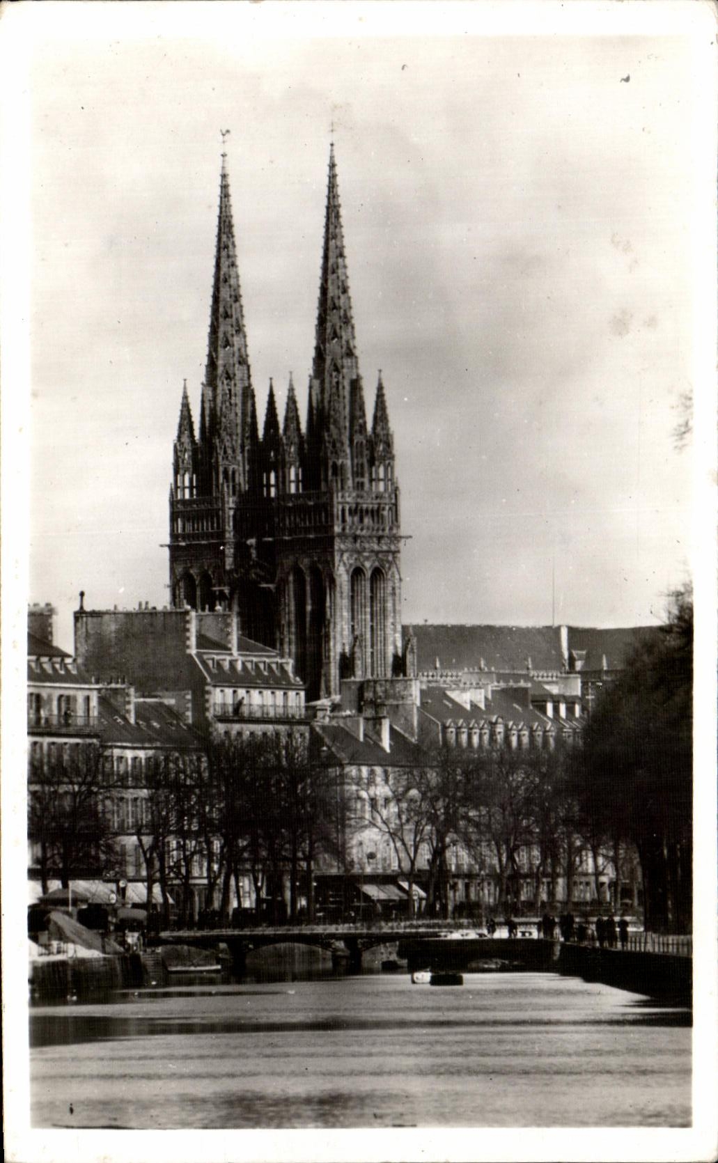 CPA Quimper Les Fleches de la Cathedrale Vues de la Riviere