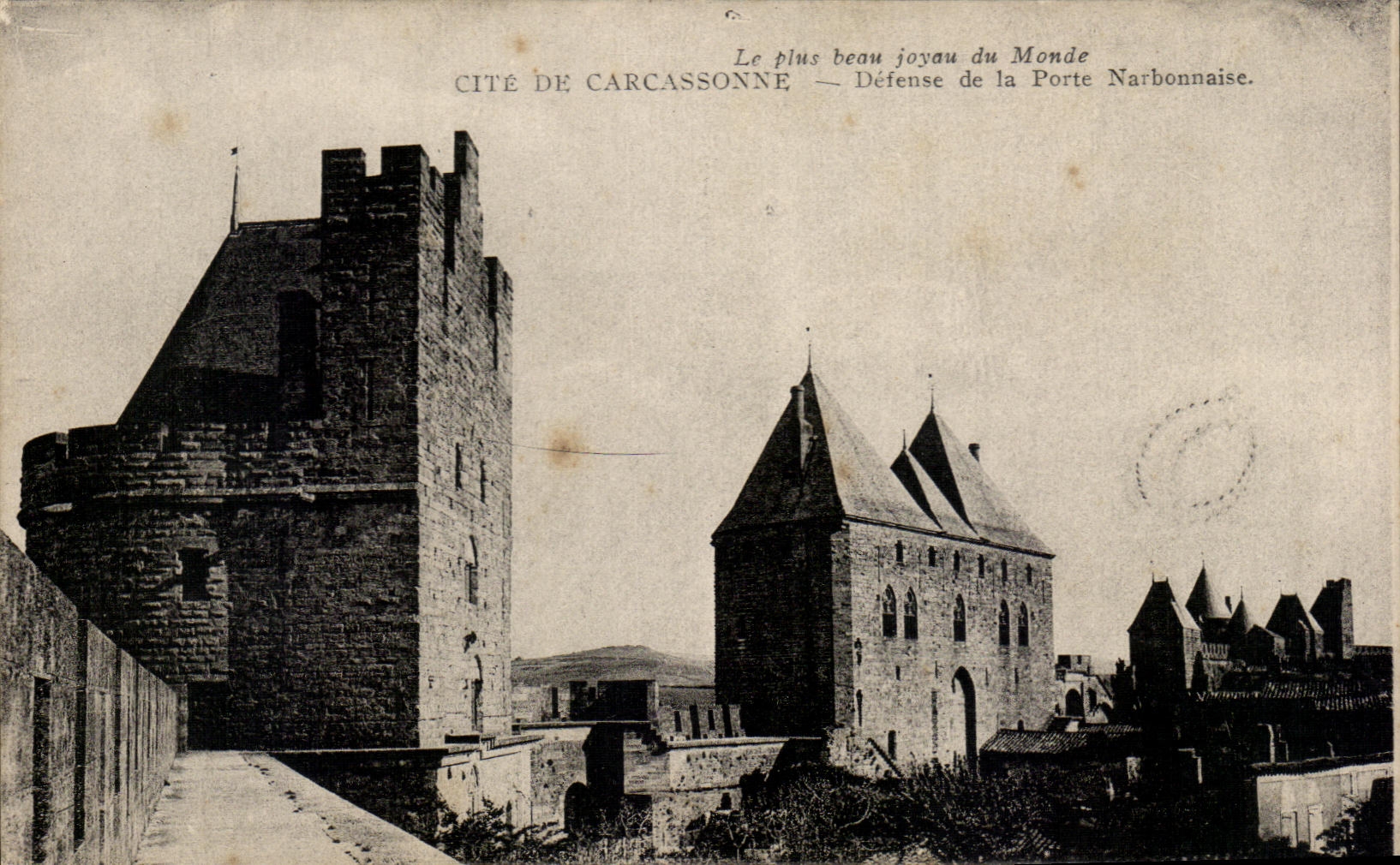 CPA Carcassonne Cite Defense de la Porte Narbonnaise