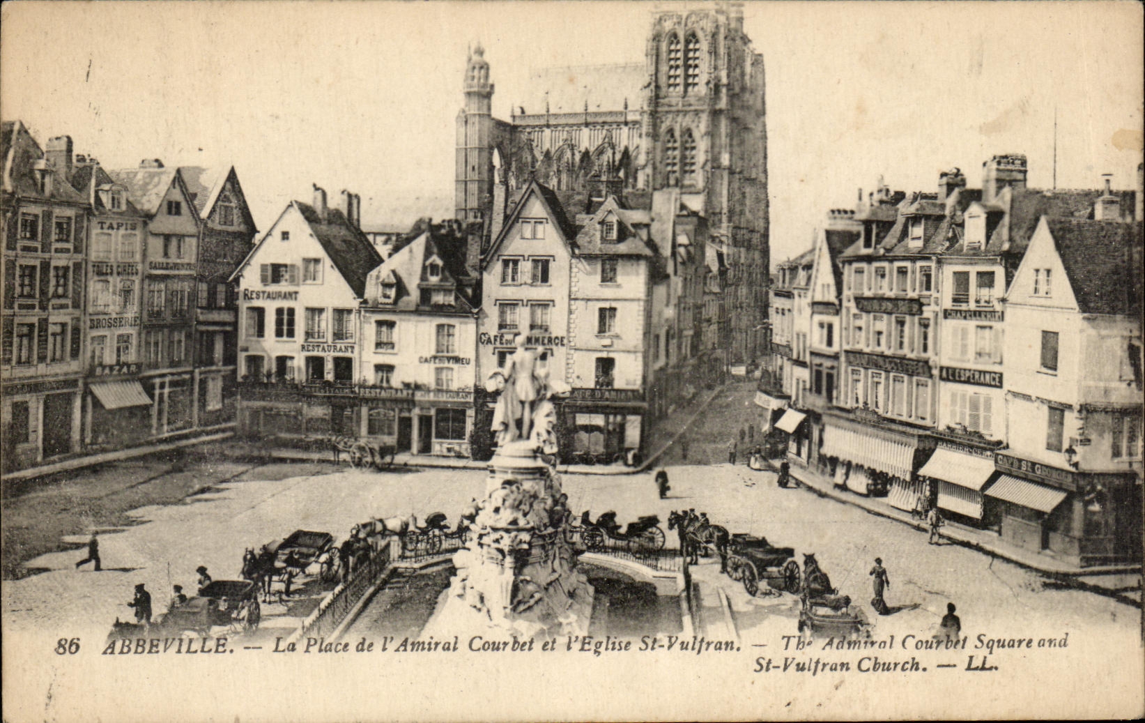 CPA Abbeville La place de l'Amiral Courbet et l'Eglise St vulfran