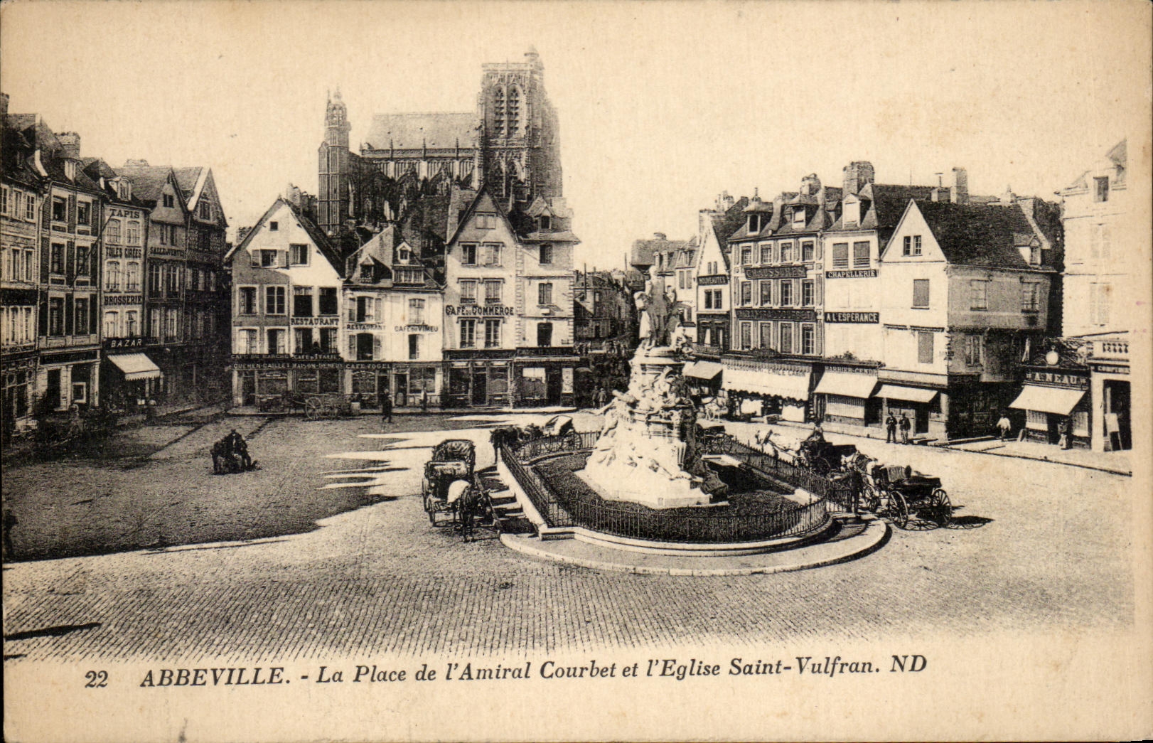 CPA Abbeville La place de l'Amiral Courbet et l'Eglise St vulfran