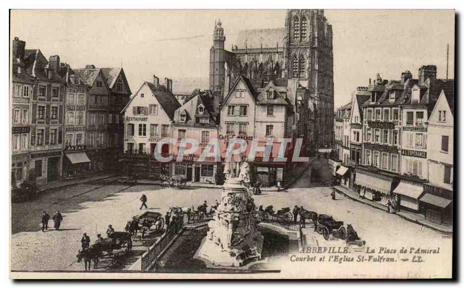 CPA Abbeville La place de l'Amiral Courbet et l'Eglise St vulfran