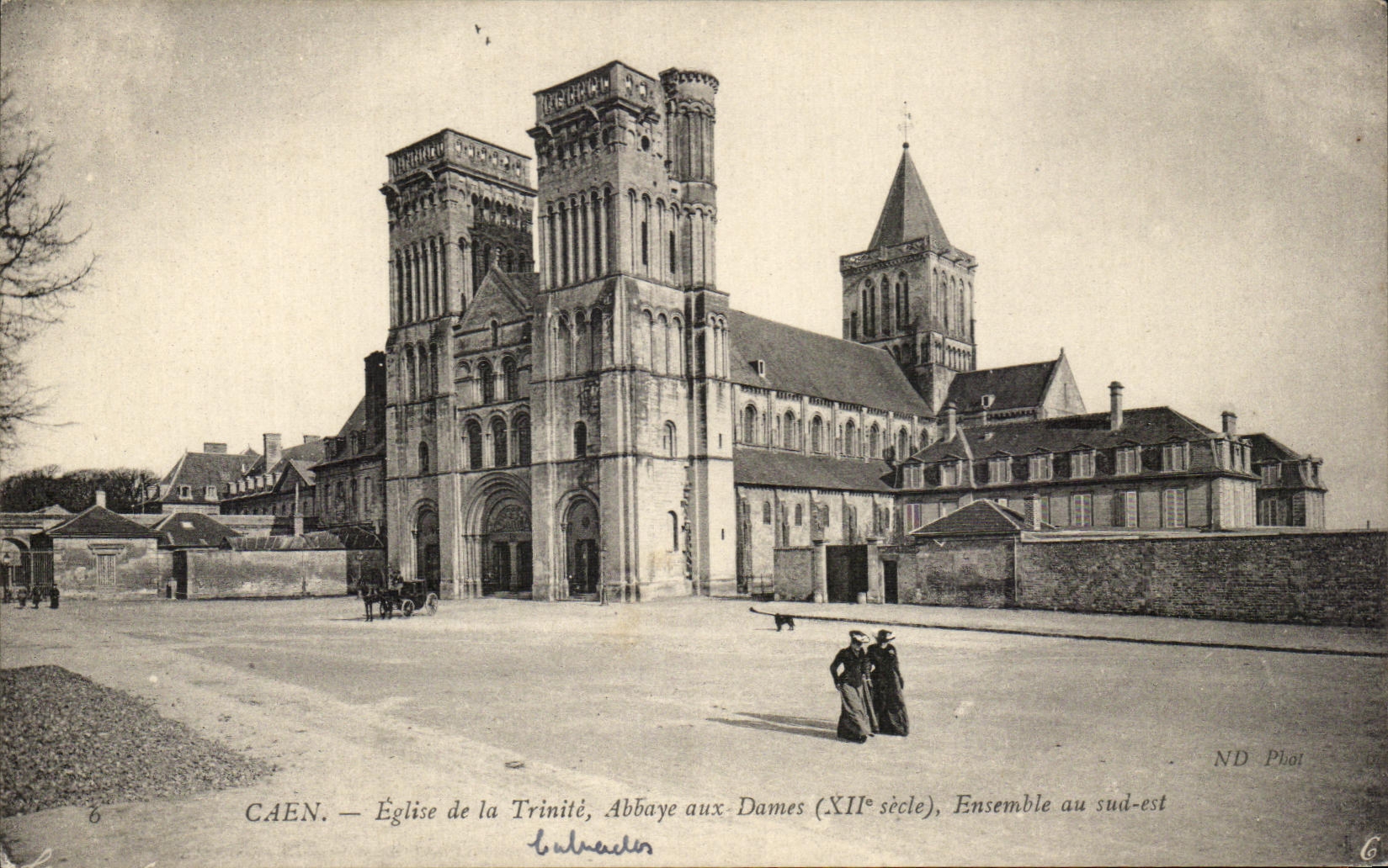 CPA Caen Eglise de la Trinite Abbaye aux Dames Ensemble au sud est 