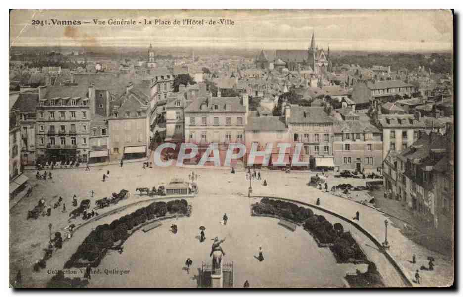 Vannes — Vue Générale — La Place de l'Hôtel-de-Ville — Collection Villard, Quimper