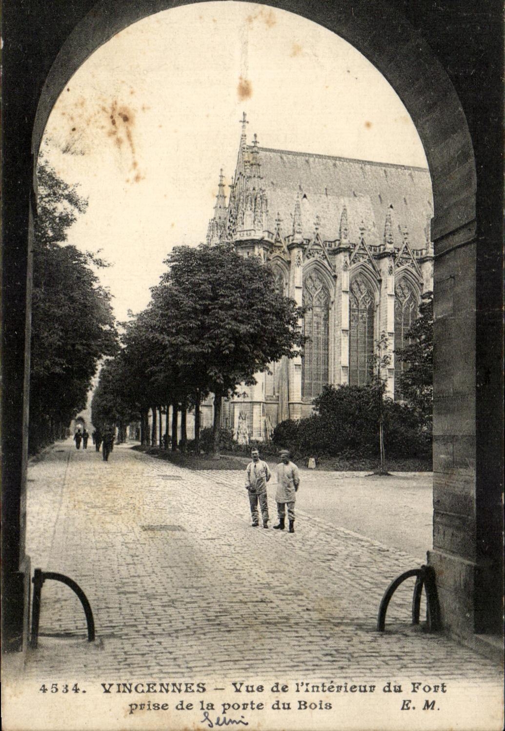 CPA Vincennes Vue de l'interieur du Fort Prise de la Porte du Bois