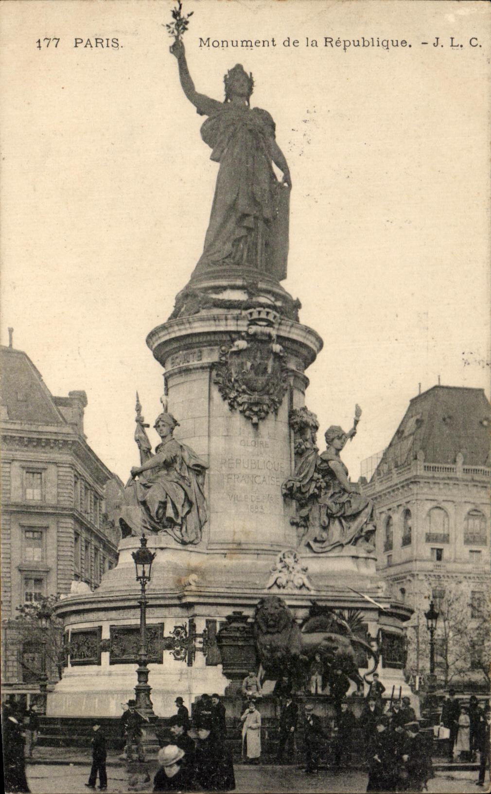 CPA Paris Monument de la Republique Lion