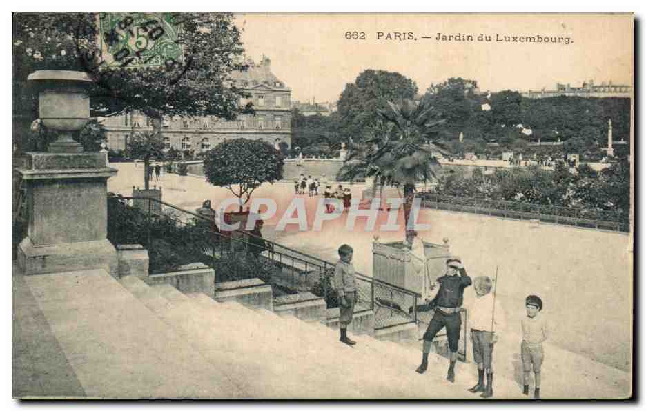 CPA Paris Jardin du Luxembourg Enfants Bateau sous le bras
