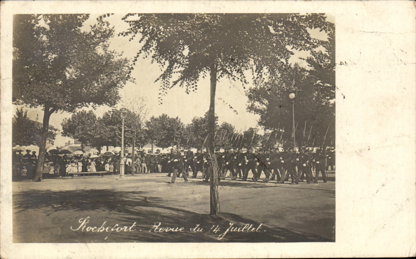 Rochefort — Revue du 14 juillet — Éditeur inconnu, n° de série non visible