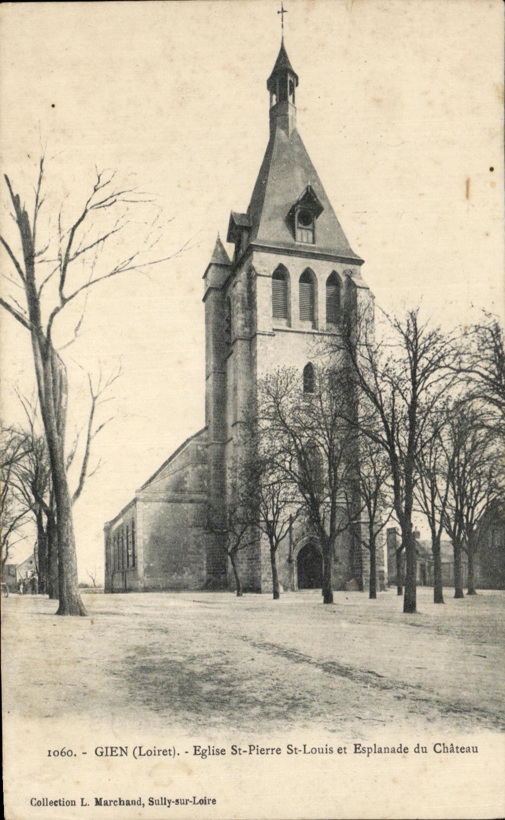 CPA Gien Eglise St pierre et esplanade du chateau