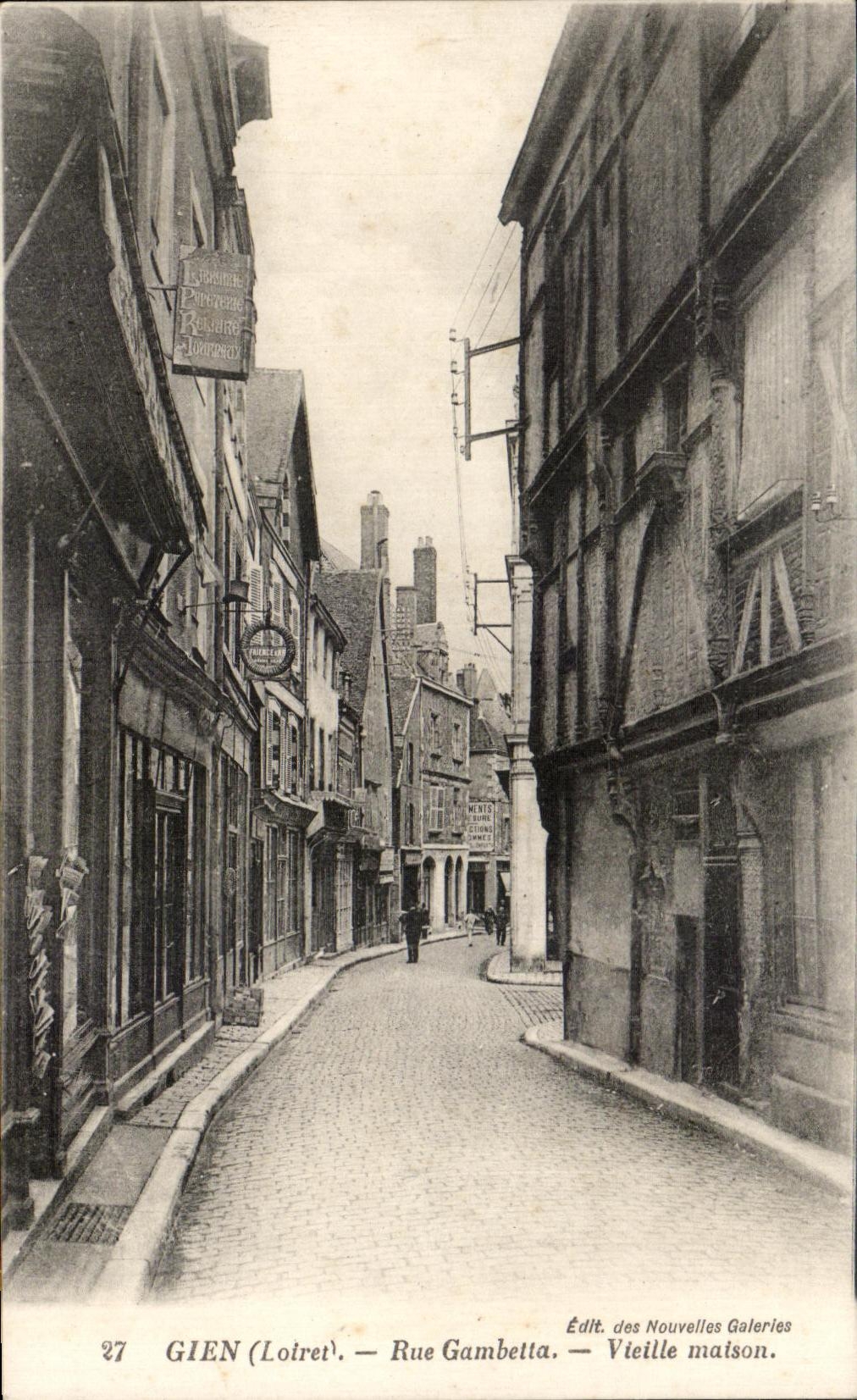 CPA Gien Rue Gambetta Vieille Maison