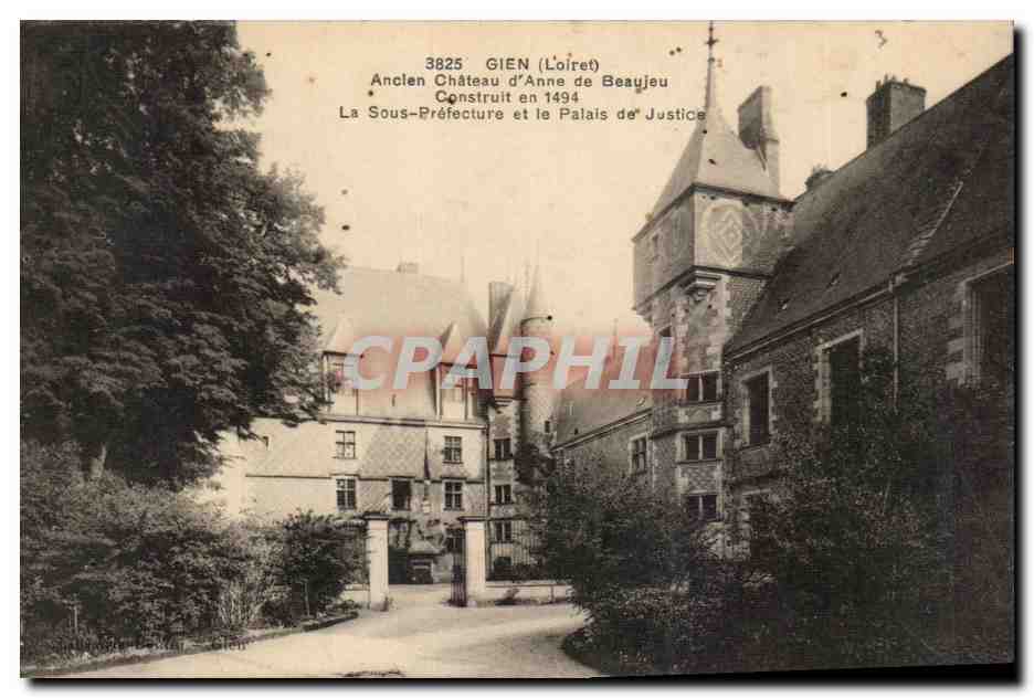 Gien (Loiret) — Ancien Château d'Anne de Beaujeu et Palais de Justice — Construit en 1494
