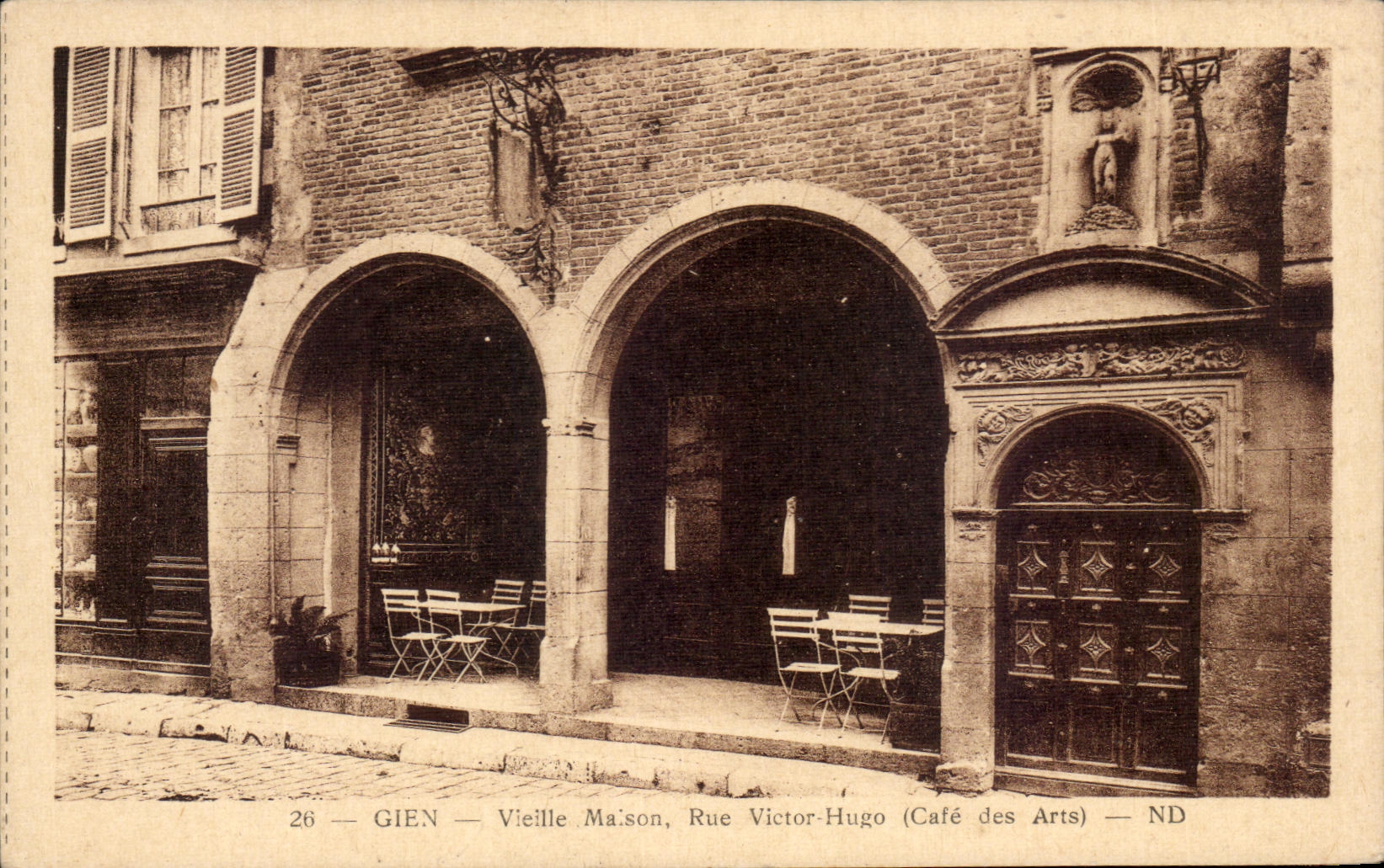 Gien — Vieille Maison, Rue Victor-Hugo (Café des Arts) — ND