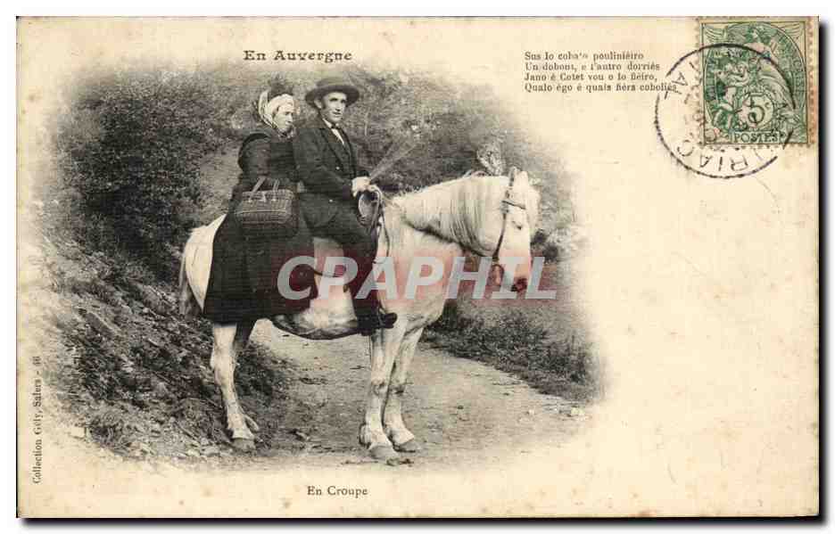 CPA En Auvergne Sus lo coha poulinteiro Un dobopt e l'antro dorries Folklore Chevla Horse Costume
