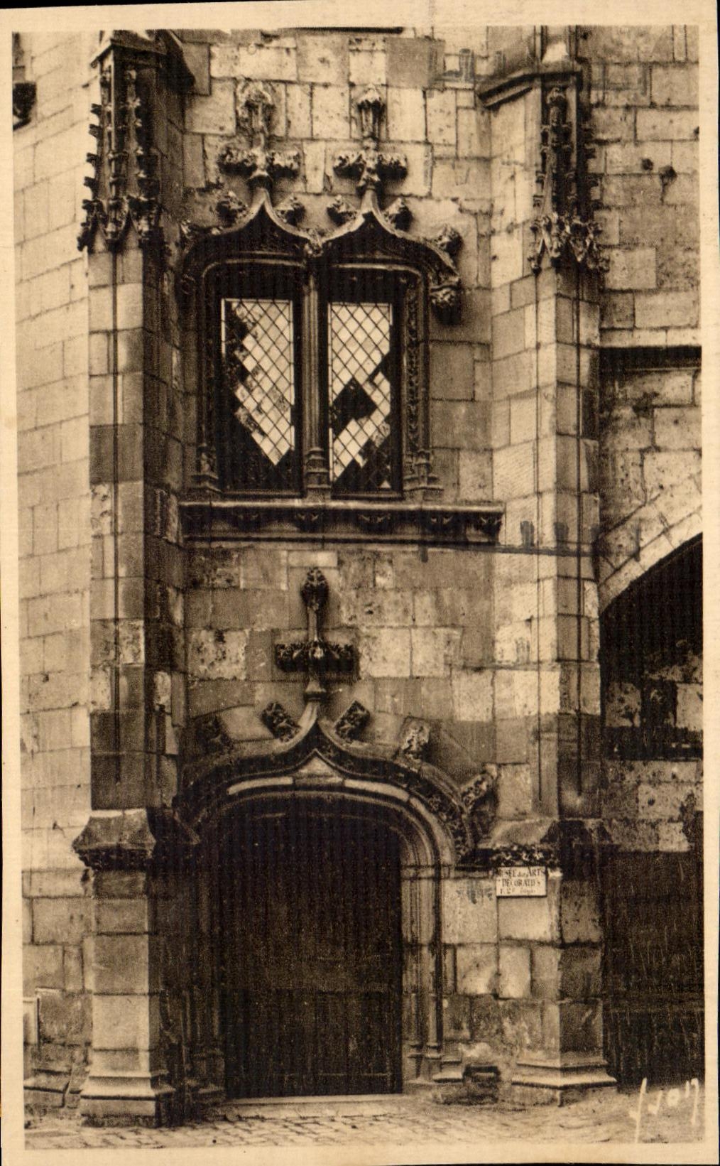 CPA La Douce France Nantes Chateau des Dues de Bretagne Tour de la Couronne d'Or L'Entree