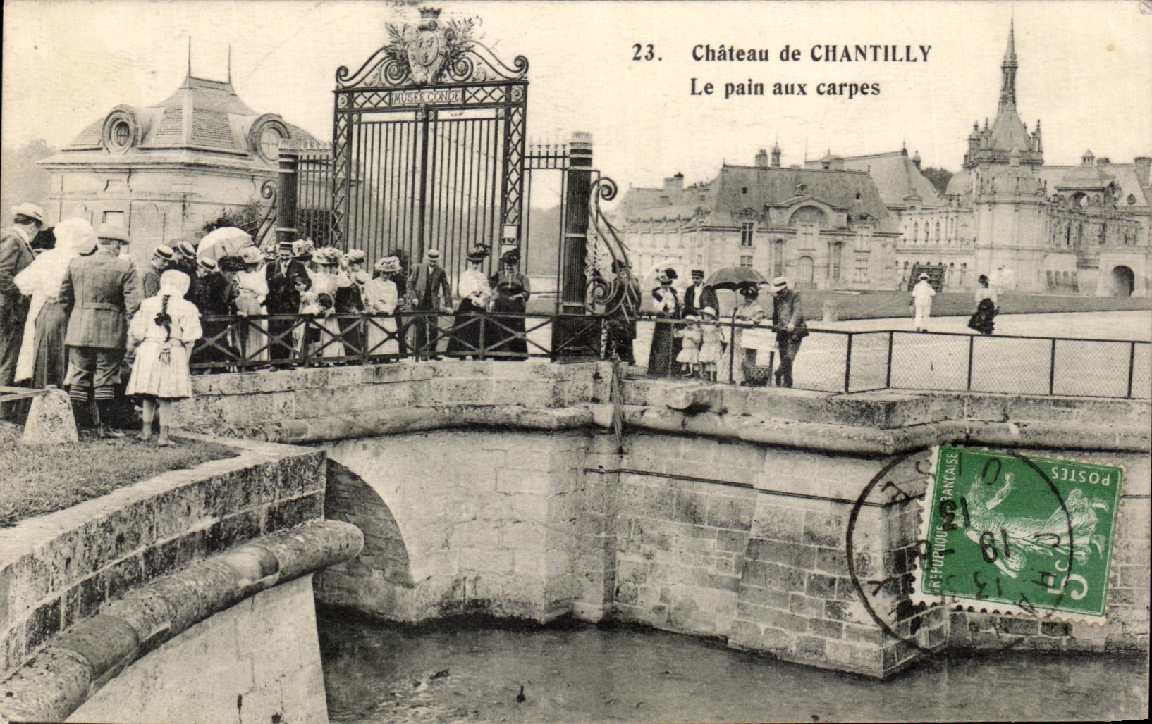 CPA Chateau de Chantilly Le pain Aux Carpes