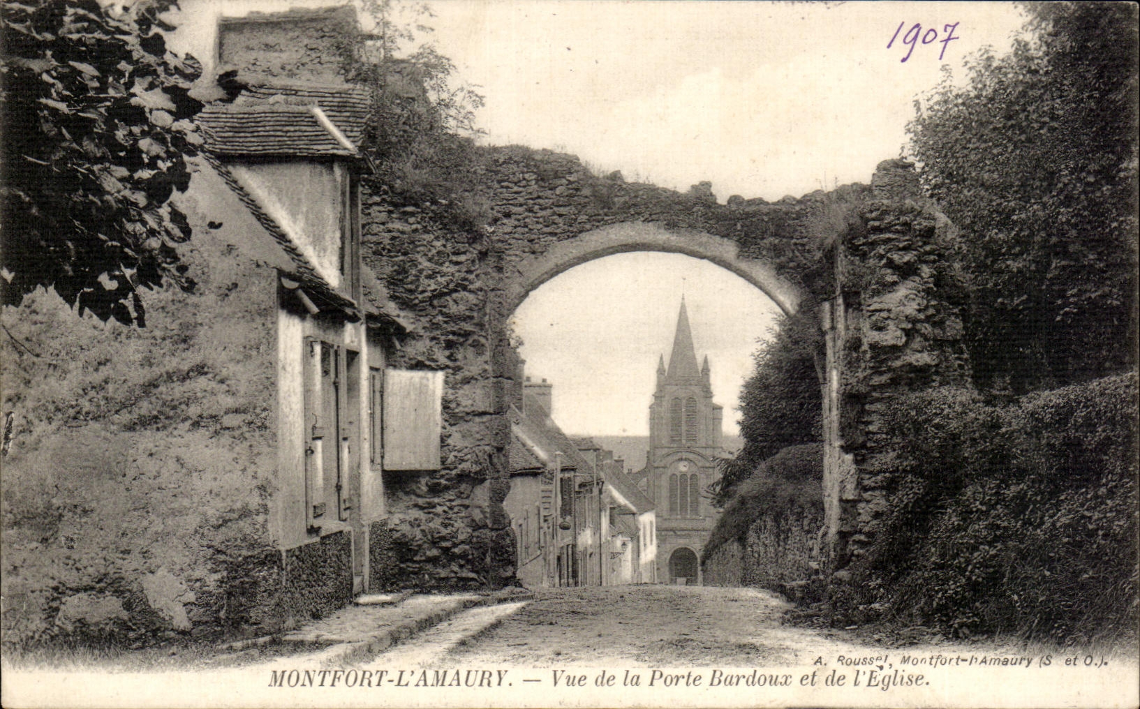Montfort-l'Amaury — Vista della Porta Bardoux e della Chiesa — A. Roussel, Montfort-l'Amaury (S e O.J.)