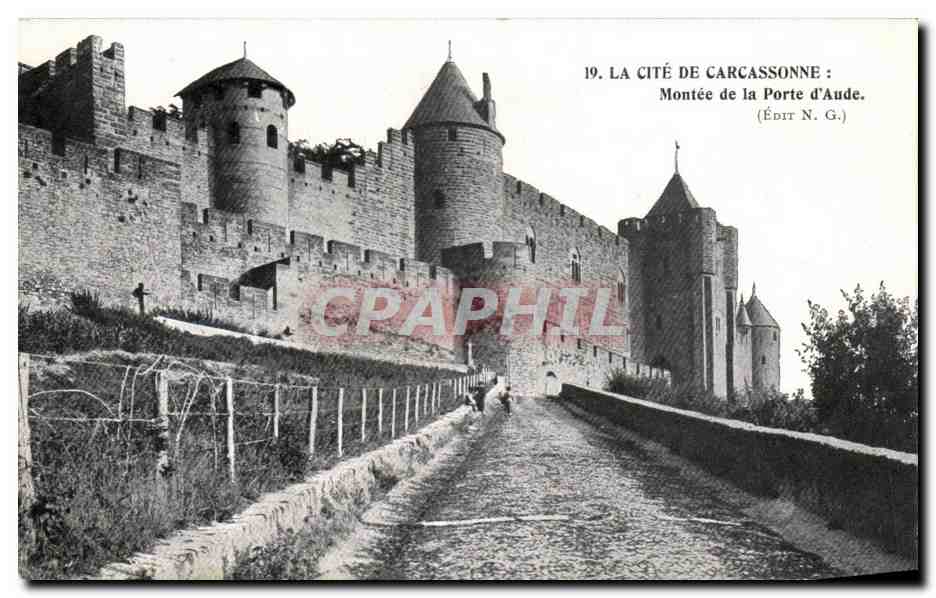 CPA La Cite De Carcassonne Montee de la Porte d'Aude