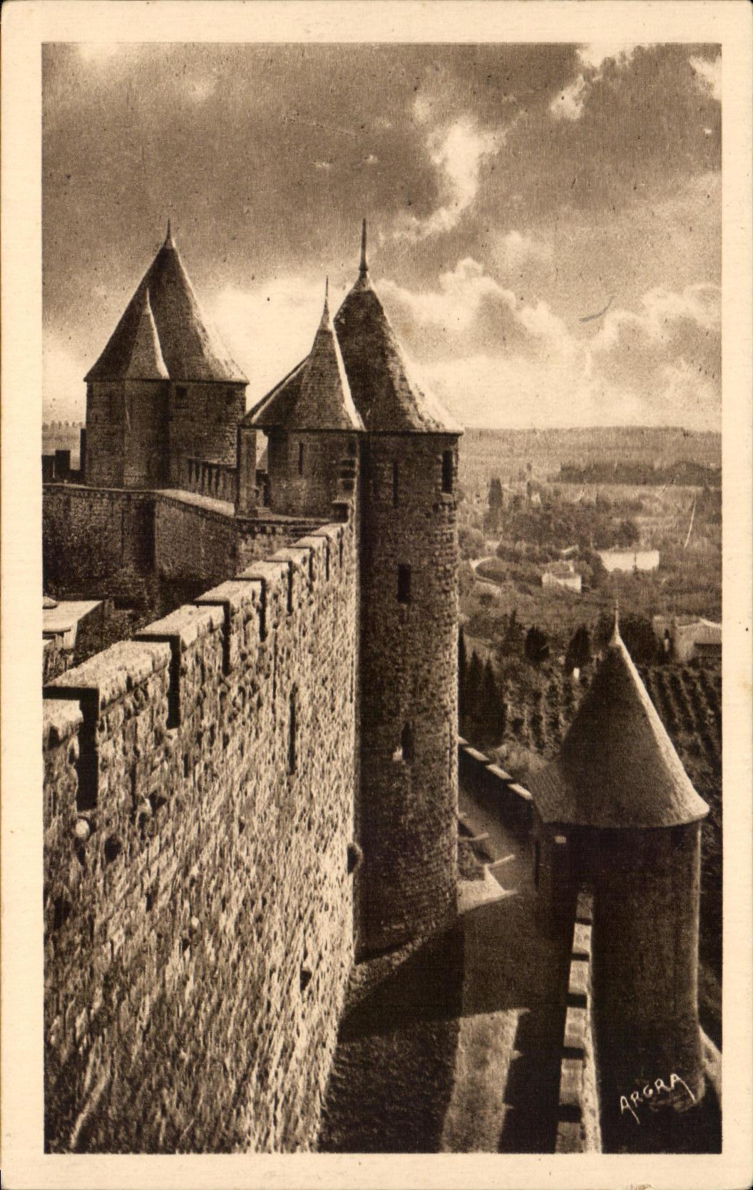 CPA Carcassonne Tours Mipadre et du Moulin