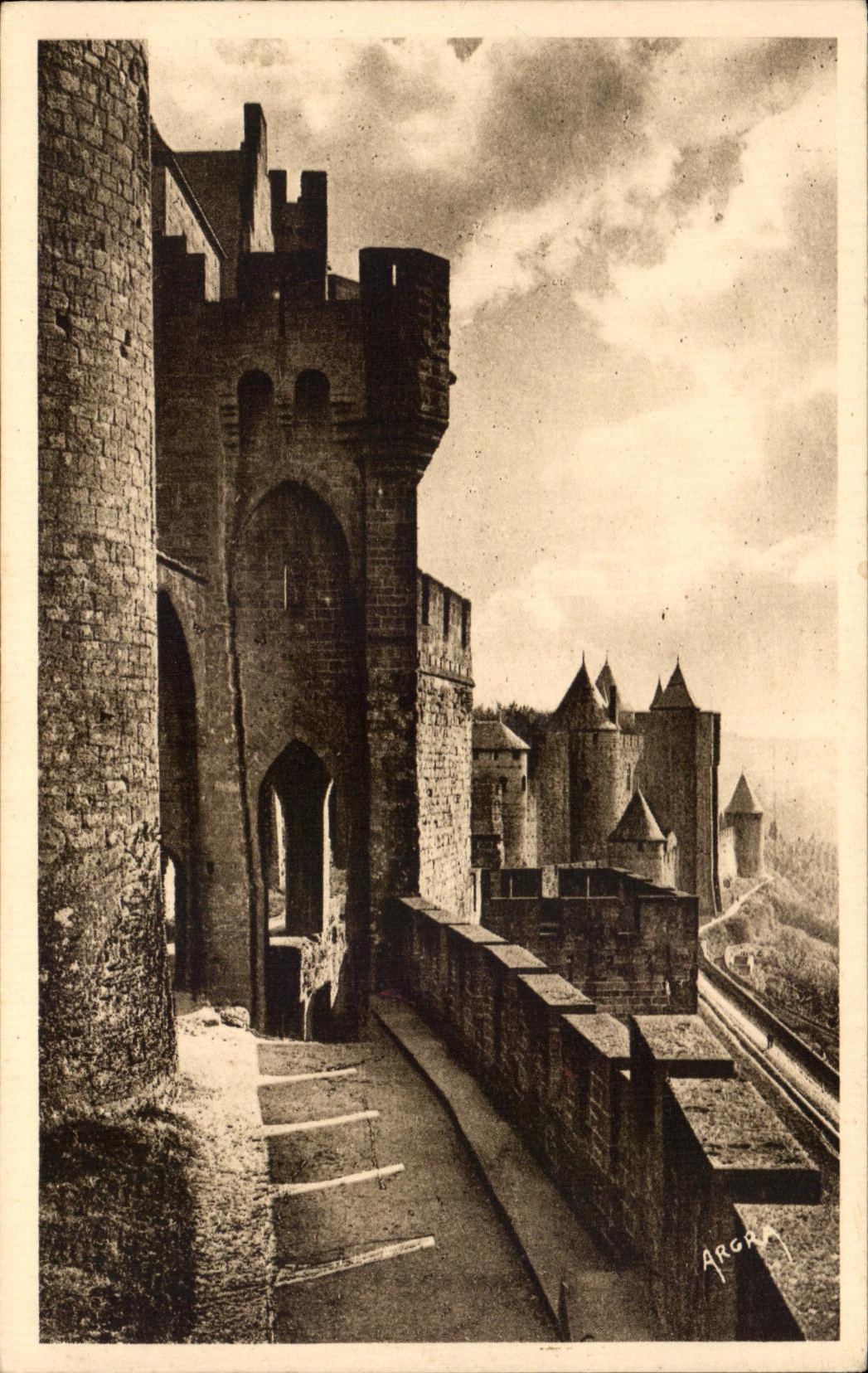 CPA Carcassonne Les defenses exterieures et avant portes du Chateau