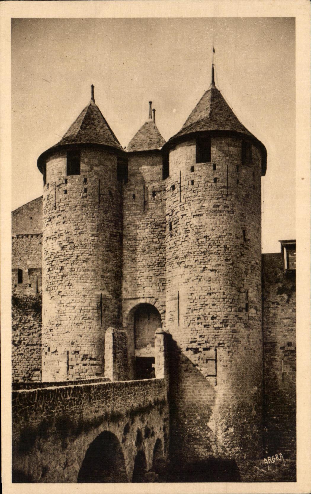 CPA Carcassonne Entree du Chateau Corntal