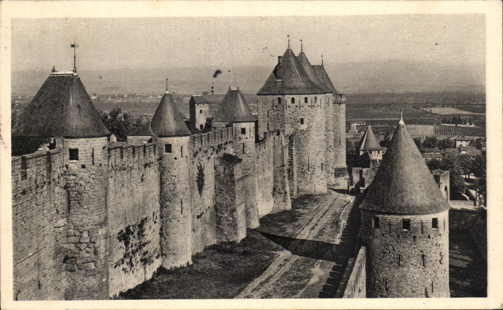 CPA Carcassonne De Cite Les Iices Hautes