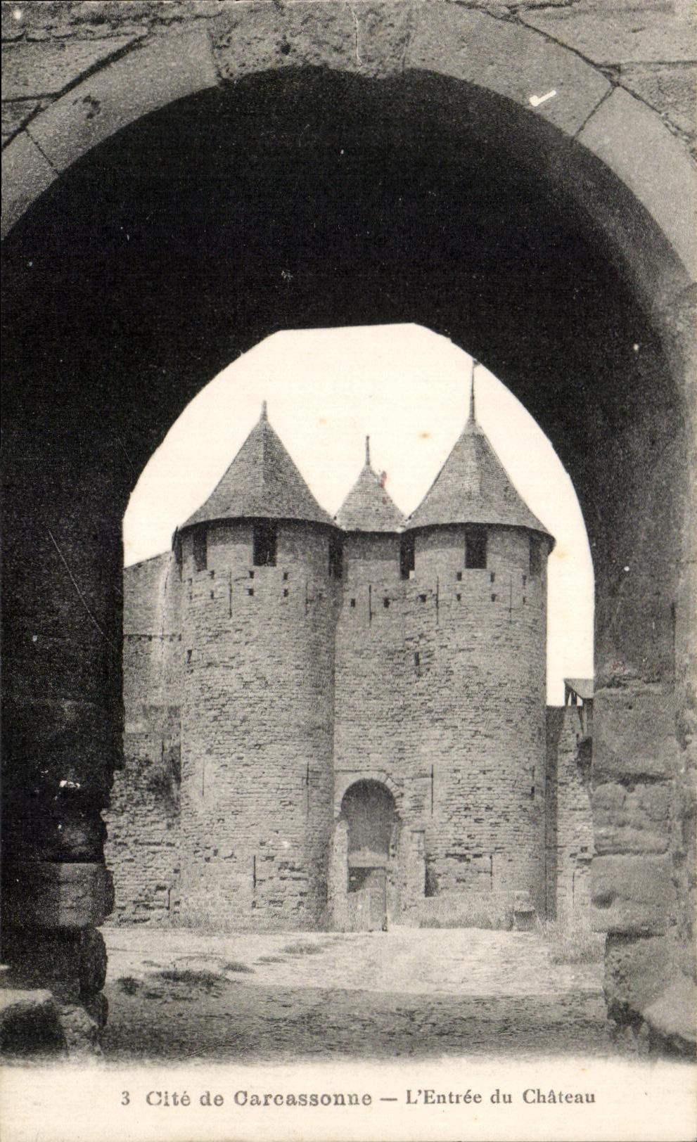 CPA Carcassonne Cite L'Entree du nChateau